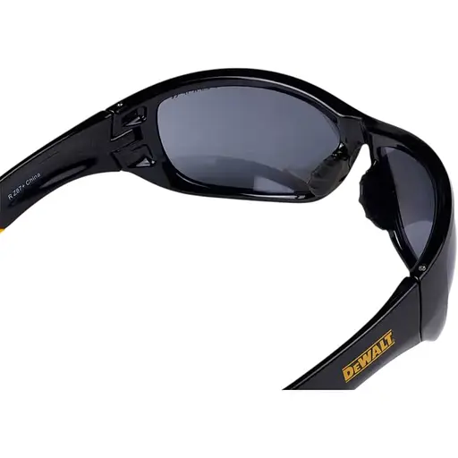 Окуляри DeWalt Dominator тоновані полікарбонатні з м'якими гумовими накладками на дужках та носотримачами (DPG94-2D) - фото 3