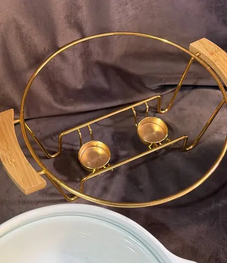 Мармит круглый 2 литра настольный с 2 подогревами для блюд керамический на металлической подставке с крышкой Белый с золотым - фото 7