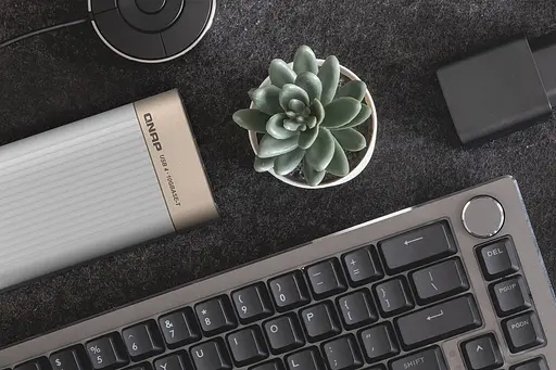 QNAP Адаптер USB 4 Thunderbolt 3/4 10GbE RJ45 - фото 2