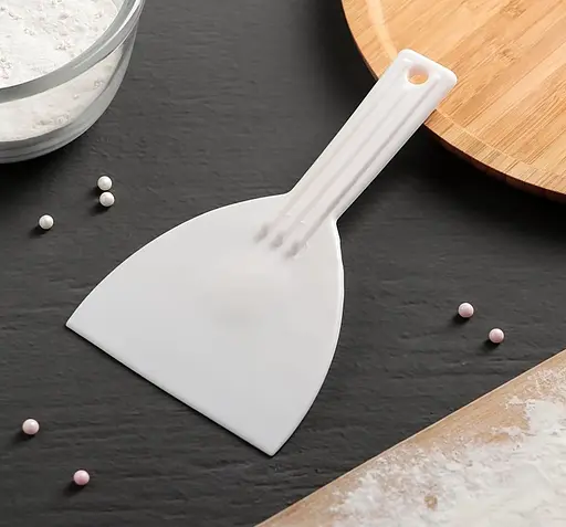 Шпатель кондитерский пластиковый скребок лопатка для теста с ручкой 16 см, Kitchen Master Белый 86293 - фото 7
