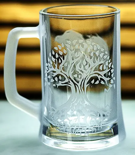 Пивний кухоль 660 мл Руни з гравіюванням  Подарунок чоловіку  Скляний келих з Ворони та Дерево життя - фото 1