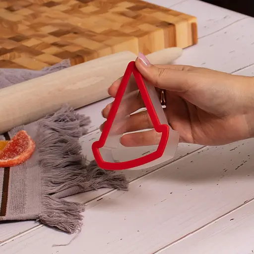 Пластикова форма для випікання печива та пряників трикутна вирубка каттер для печива 10.5х9х2.5 см, Kitchen Master Червоний 85447 - фото 3