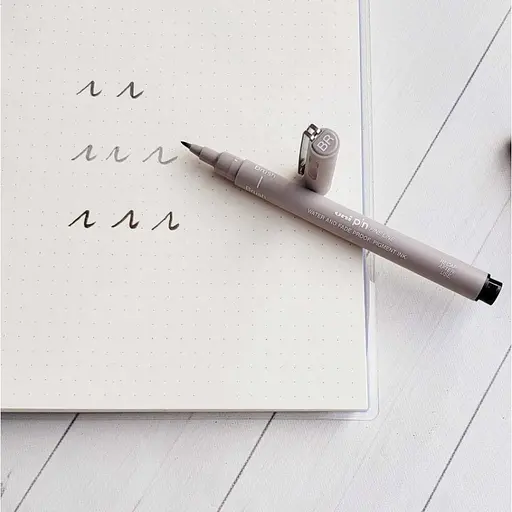 Лайнер-кисть Uni Pin Brush Fine Line светло-серый 2 мм (PINBR-200(S) LIGHT GREY) - фото 5