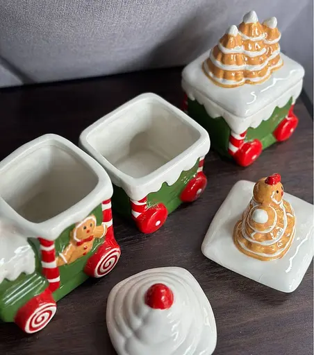 Набір новорічних банок 3 шт BonaDi 928-111 Паровозик для сипучих продуктів кераміка 450 мл 300 мл 300мл - фото 4