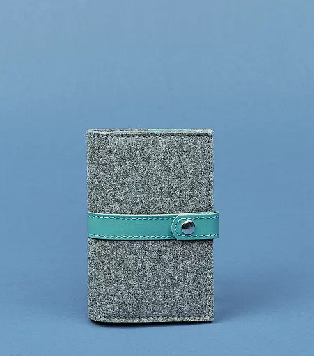 Женская фетровая обложка для паспорта 1.1 с кожаными бирюзовыми вставками - фото 1