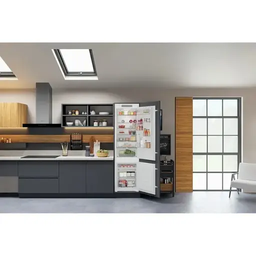 Холодильник Hotpoint HAC20T321 вбудований з морозильною камерой - фото 3