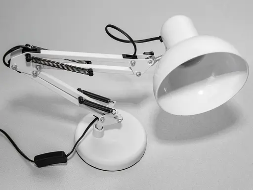 Стильная белая настольная лампа Pixar - фото 4