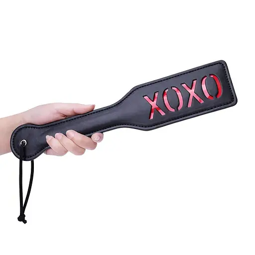 Ляскавка для BDSM з тисненням "XOXO" чорна з петлею на зап'ясті - фото 1