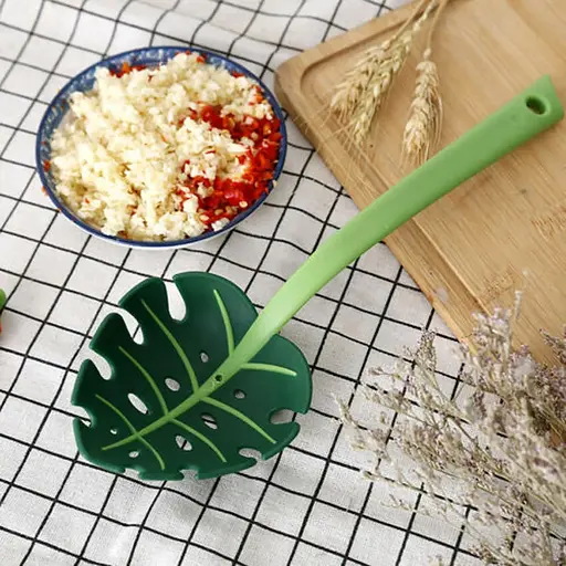 Ложка для салатів та спагетті шумівка у вигляді листка з прорізами пластмасова Jungle Spoon, Kitchen Master Зелений 85382 - фото 6