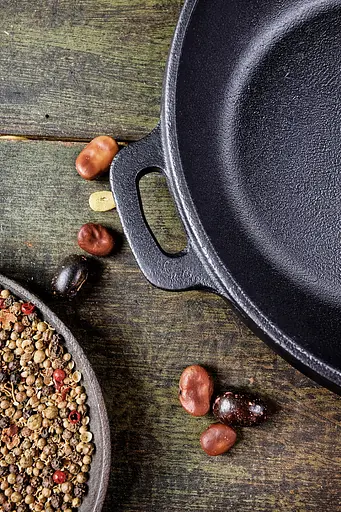 Сковорода чугунная жаровня с литыми ручками Maysternya Ø32 см подходит для индукционных плит 81426 - фото 4