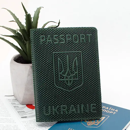 Обложка на паспорт кожаная "Герб" зеленая с тризубом - фото 1