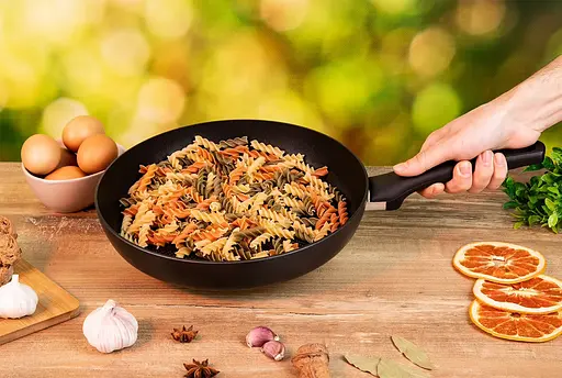 Сковорода універсальна Tefal Ultimate 28 см  Titanium 3Х (G2680672), с трехслойным титановым антипригарным покрытием Titanium 3Х - фото 2