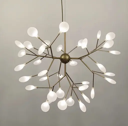 Подвесная люстра на 36 ламп с лепестками в золотистом корпусе Line.F Цвет плафона Белый - фото 7