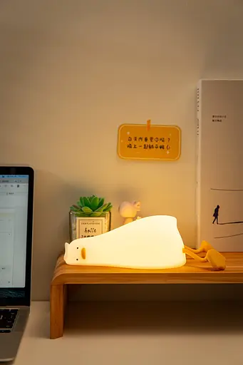 Силиконовый ночник "Лежащая утка" с подставкой для телефона - фото 9