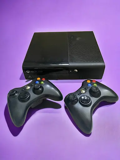 Стационарная игровая консоль Microsoft Xbox 360 E 500 ГБ + 2 джойстика, 100 игр - фото 3