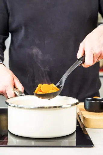 Ложка для сервіровки з прорізами KitchenAid Classic 34 см чорний (KCG004OHOBE) - фото 4