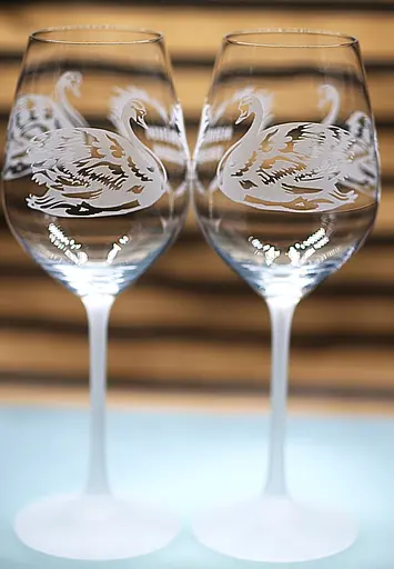 Набір винних келихів 480 мл з гравіюванням Лебеді весільні фужери подарунок на річницю для коханих - фото 2