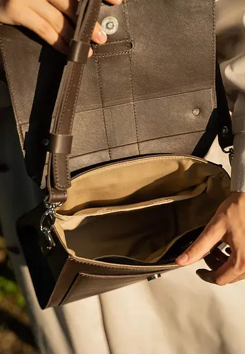 Женская кожаная сумка Ester темно-коричневая краст - фото 5