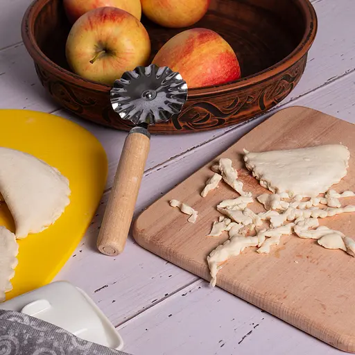 Ніж ролик фігурний зубчастий для тіста та вирізування чебуреків з дерев'яною ручкою Ø63х175 мм, Kitchette 85669 - фото 6