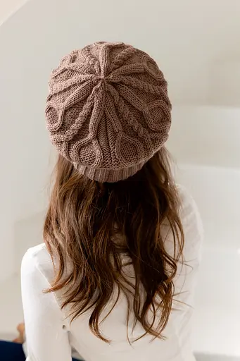 Женский зимний берет Оран из акрила и шерсти 80% с двойной вязкой Светло Каричневый - фото 3