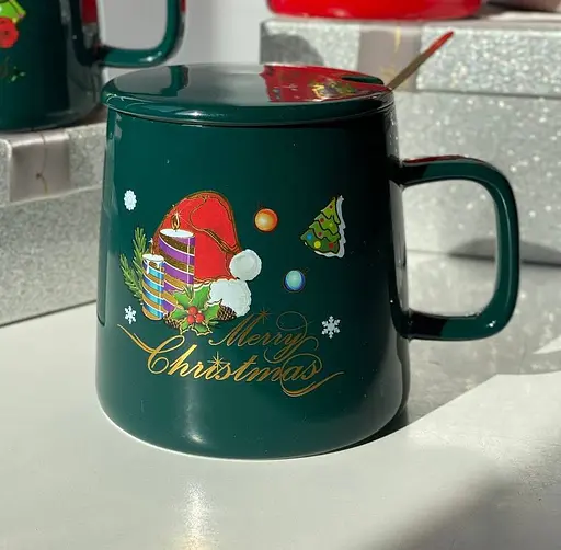 Кружка новогодняя Olens 8030-292 Рождественская с крышкой и ложкой керамическая 400 мл Зеленая - фото 2