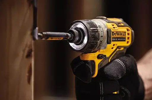 Шуруповерт аккумуляторный бесщеточный DeWalt с АКБ и ЗУ DCF601D2 - фото 6