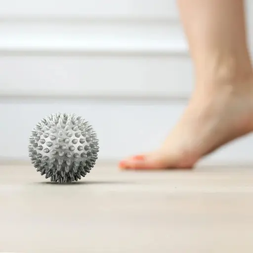 Набор массажных мячей Gymtek 70 мм 2 шт твердый/мягкий серо-розовый - фото 4