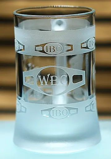 Пивний келих 660 мл Усік символ непереможності та волі до перемоги подарунок для фаната боксу кухоль з гравіюванням - фото 1