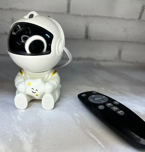 Ночник-проектор звездного неба Астронавт Astronaut, сидящий со звездой космонавт с пультом 8 режимов - фото 5