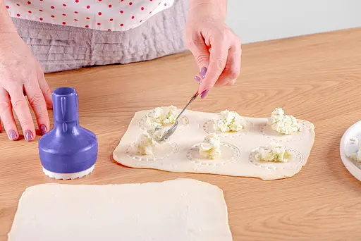 Вареничниця механічна ручна прес форма для вареників машинка для вареників Фіолетовий, Kitchette 86342 - фото 4