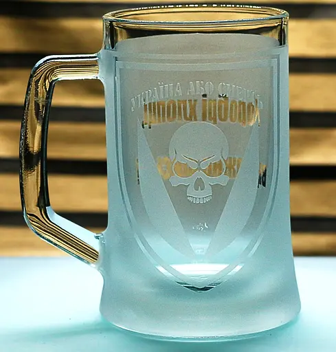 Подарунковий келих для пива з гравіюванням 660 мл лого шеврона 72 ОМБр Черных Запорожцев - фото 1