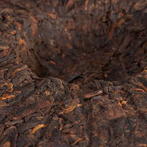 Шу Пуэр 7572 Камфорный Мэнку 2010 г. - блинчик, 357 г - фото 7