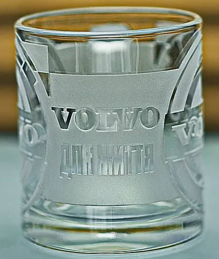 Скляна чашка Volvo 320мл з гравіюваннямж Подарунок автолюбителю кружка для чаю та кави з лого авто Вольво та легендарний слоган - фото 5