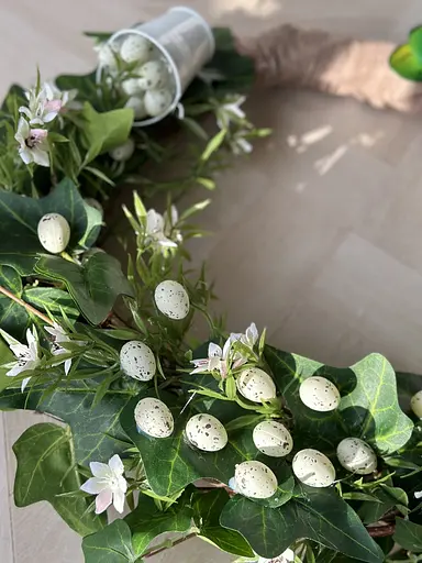 Пасхальный декоративный венок на двери Hvoya с яйцами, бабочками и ведерком 45 см - фото 5