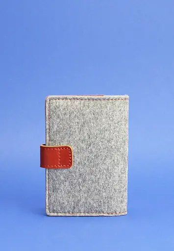 Фетровая обложка для паспорта 3.0 с кожаными коричневыми вставками - фото 5