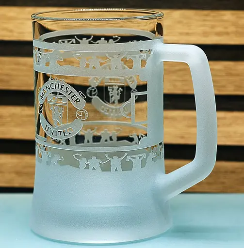Пивний келих 660 мл ФК Манчестер Юнайтед FC Manchester United з гравіюванням подарунок для фаната   кухоль круговий - фото 6