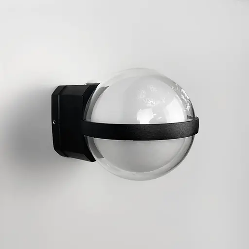 Бра у чорному корпусі зі світловим плафоном-кулькою | Line F | Арт. W048/1 BK+WT - фото 1