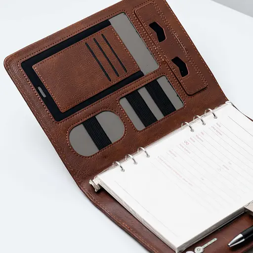 Шкіряний коричневий бізнес щоденник-органайзер з бездротовою зарядкою з вбудованим Powerbank і флешкою з ручкою в коробці із якісного картону - фото 5