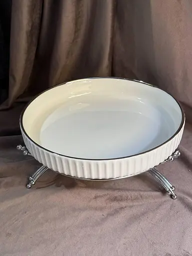 Керамическое блюдо 1572G с рельефом на серебристой подставке 25 см - фото 2