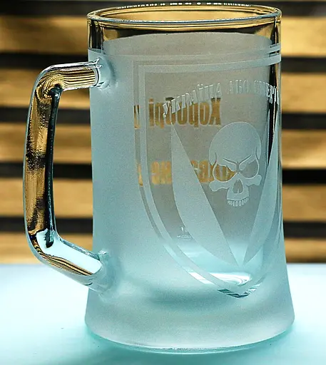 Подарунковий келих для пива з гравіюванням 660 мл лого шеврона 72 ОМБр Черных Запорожцев - фото 2
