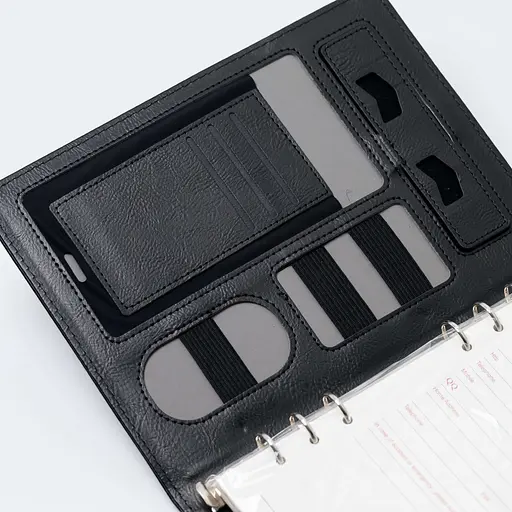 Шкіряний чорний бізнес щоденник-органайзер з бездротовою зарядкою з вбудованим Powerbank і флешкою з ручкою в коробці із якісного картону - фото 5