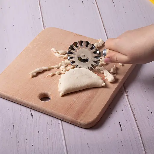 Ніж ролик фігурний зубчастий для тіста та вирізування чебуреків з дерев'яною ручкою Ø63х175 мм, Kitchette 85669 - фото 3