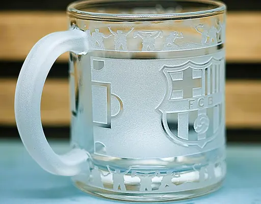 Подарункова скляна чашка для чаю та кави 320 мл з  гравіюванням лого футбольного клубаФК Барселона кругова - фото 2