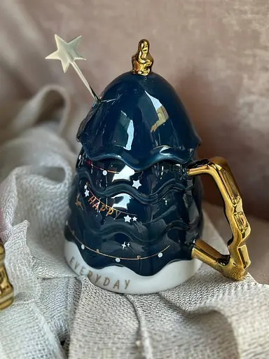 Керамічна чашка Різдвяна ялинка з кришкою та паличкою для розмішування 460 мл Темно зелений - фото 3