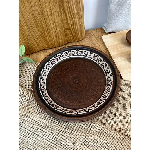 Тарілка 24 см керамічна (глиняна) різьблена Ангоб