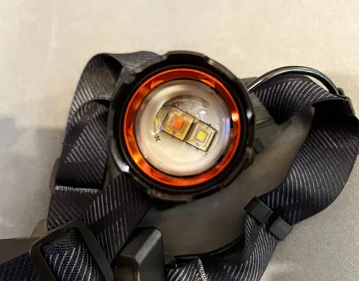 Мощный яркий аккумуляторный налобный фонарь на 3 аккумулятора на голову для рыбалки Powerbank X-Balog-8070 - фото 9