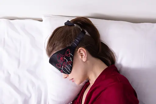 Подарунковий набір для жінок: Маска для сну з вишивкою + чохол + беруші (1041-02) - фото 6