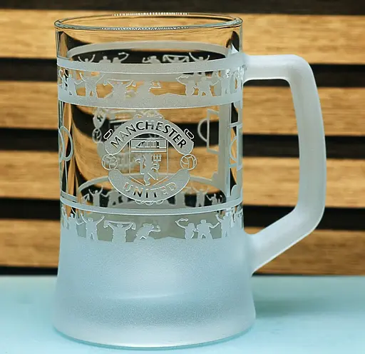 Пивний келих 660 мл ФК Манчестер Юнайтед FC Manchester United з гравіюванням подарунок для фаната   кухоль круговий - фото 5