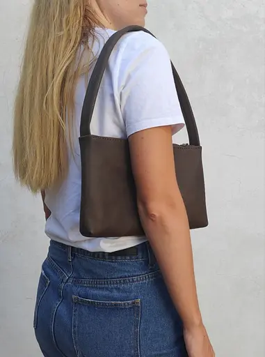 Кожаная женская сумка хобо Tarwa sum0028626 - фото 8