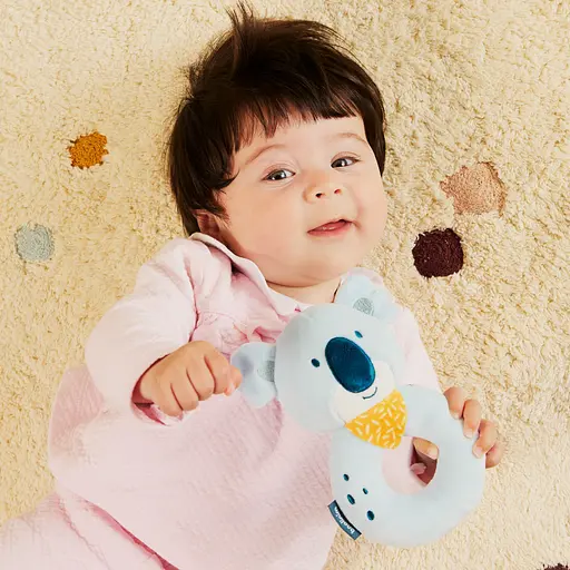 Подарочный набор в коробке (текстильный комфортер и погремушка) Miniland Baby Koala Gift (97380) - фото 6